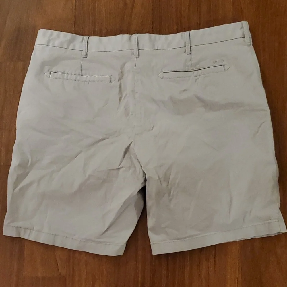 IZOD Men's Light Gray Khaki Shorts - Size 40